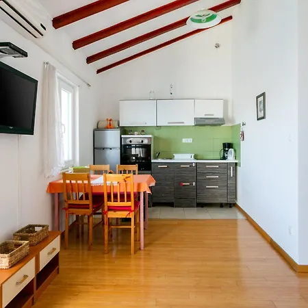 Alluring By The Sea Apartman