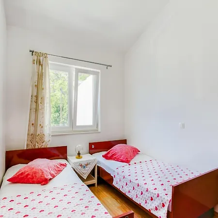 Alluring By The Sea Apartman
